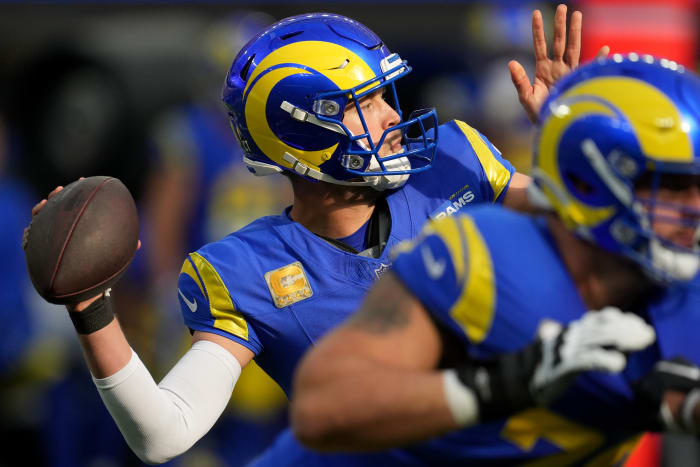 Rams quarterback Matthew Stafford gets ready to throw during Sunday's game.
